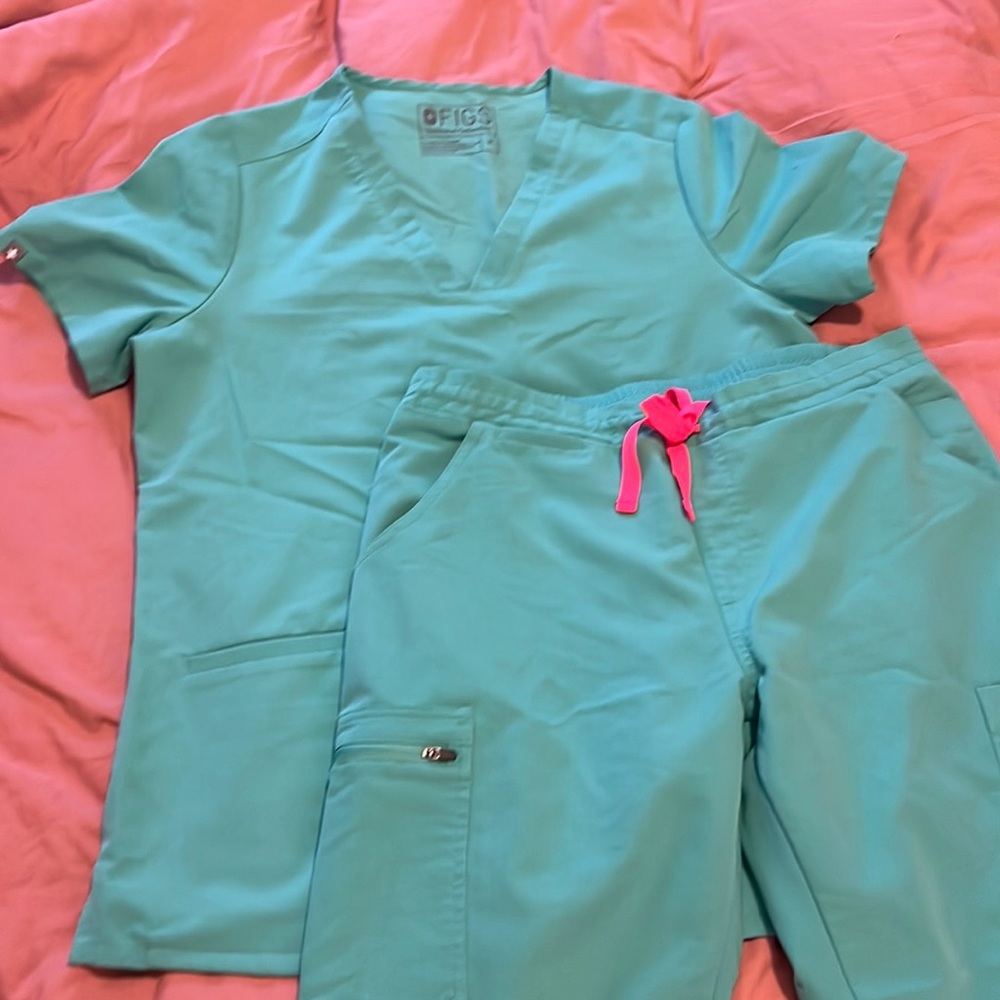 FIGS surgical green M set. Casks top and Yola bottoms